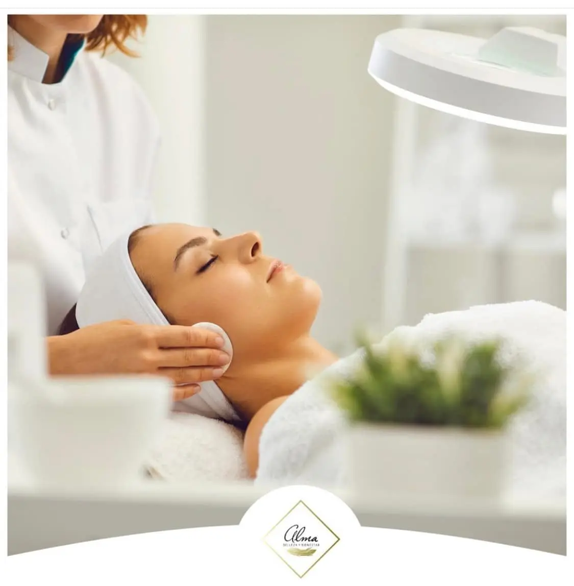 Imagen de una chica recibiendo un tratamiento facial