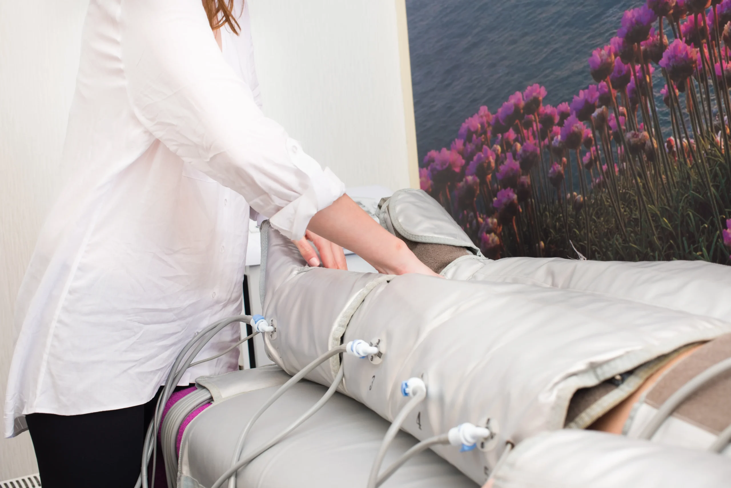 Persona ralizandose presoterapia