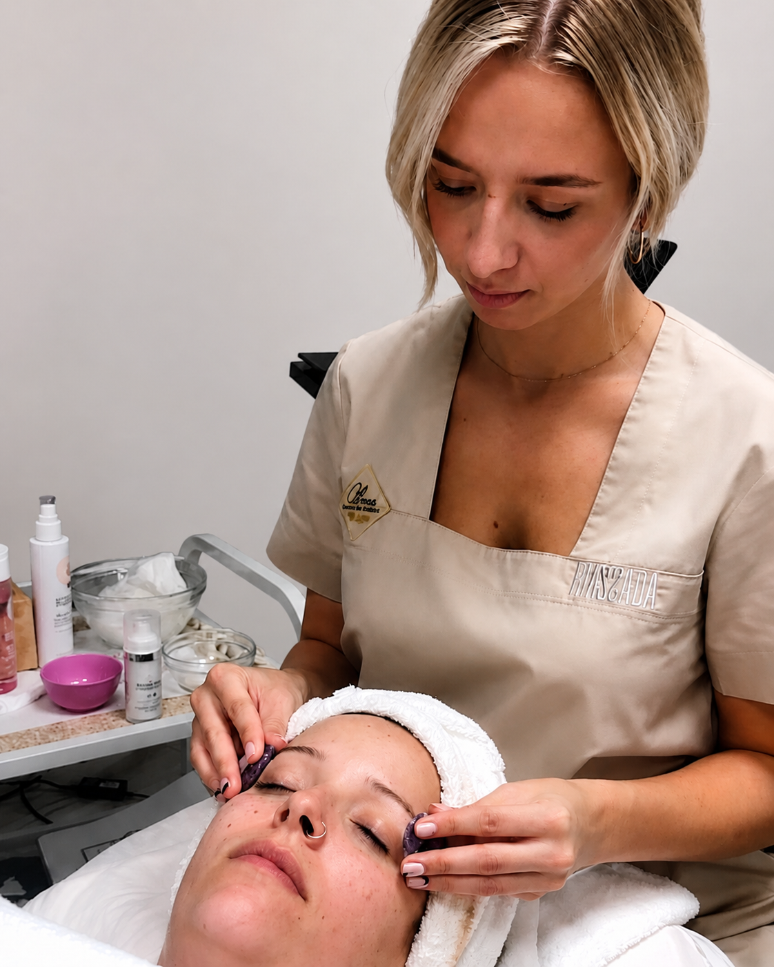 Clienta recibiendo un tratatmiento facial